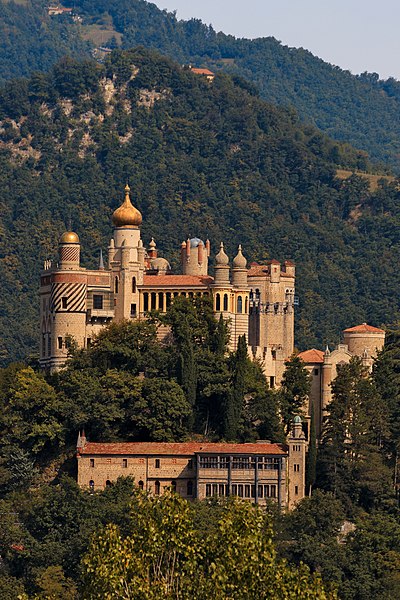 Vista della Rocchetta Mattei