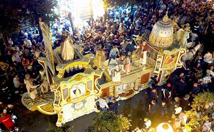 Il carro trionfale della Madonna della Bruna a Matera