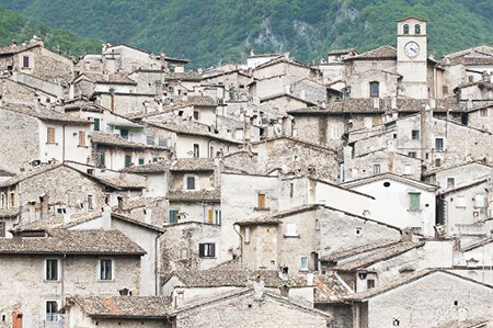 Pescasseroli un borgo medievale tra storia e leggenda nel Parco Nazionale d'Abruzzo.
