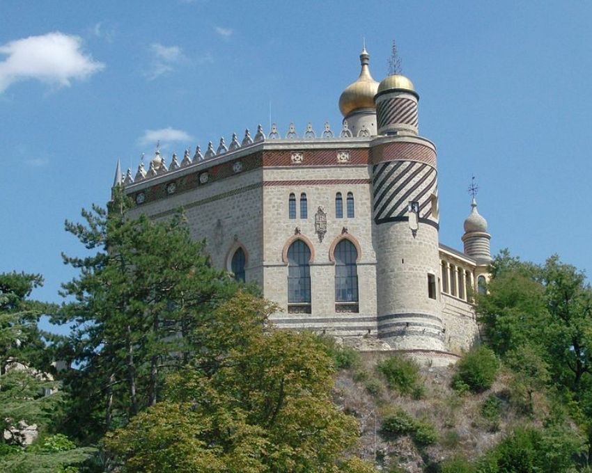 Un gioiello nell'Appennino Bolognese: la Rocchetta Mattei, un castello dalla storia e dall'architettura bizzarre!